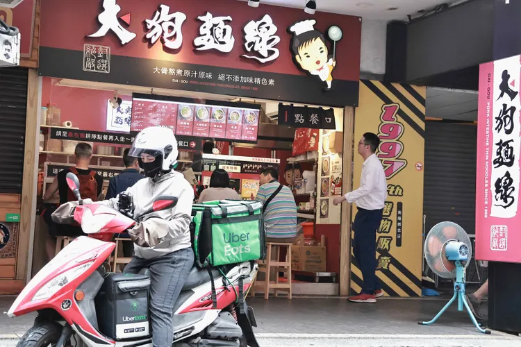 外送平台串聯起餐飲業者及外送夥伴的龐大產業鏈。施昂強攝