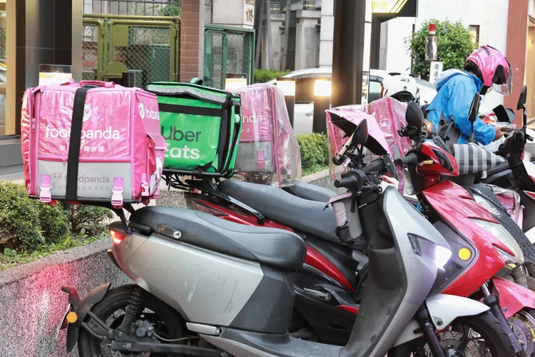 外送平台提供民眾兼職打工機會。施昂強攝
