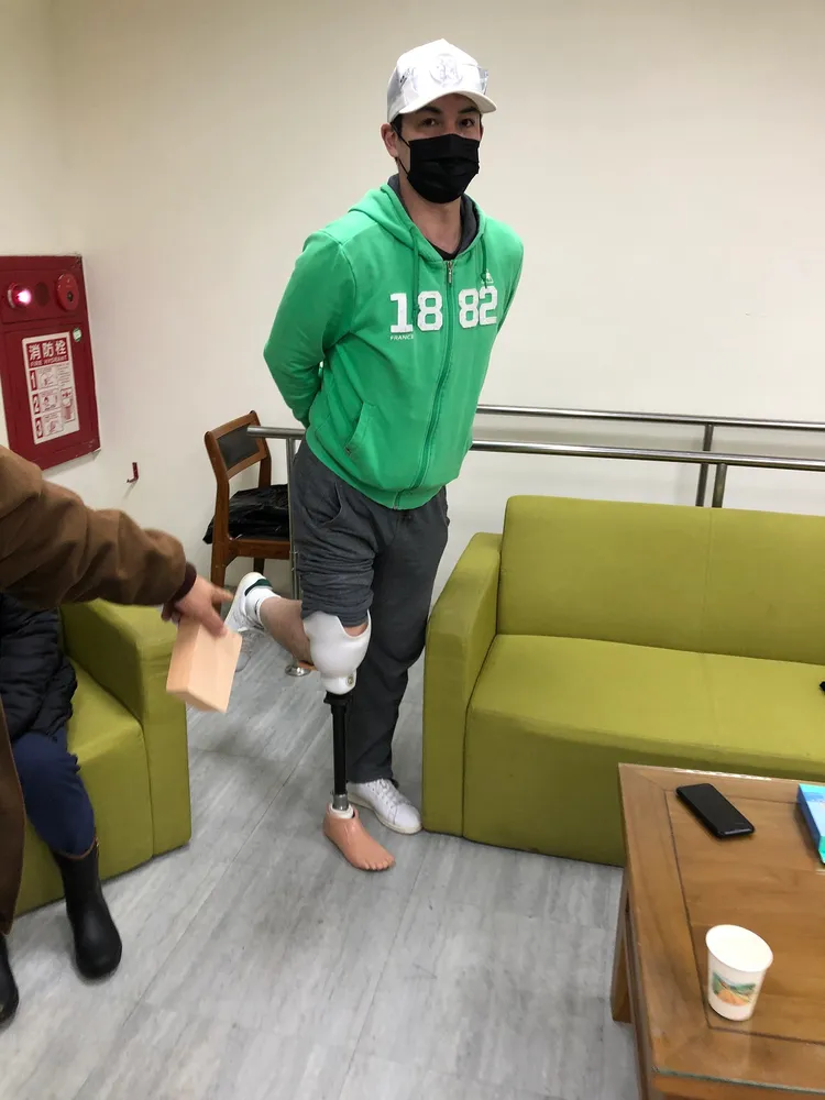 伊正裝上義肢拍戲，導致髖關節都受傷。大愛提供