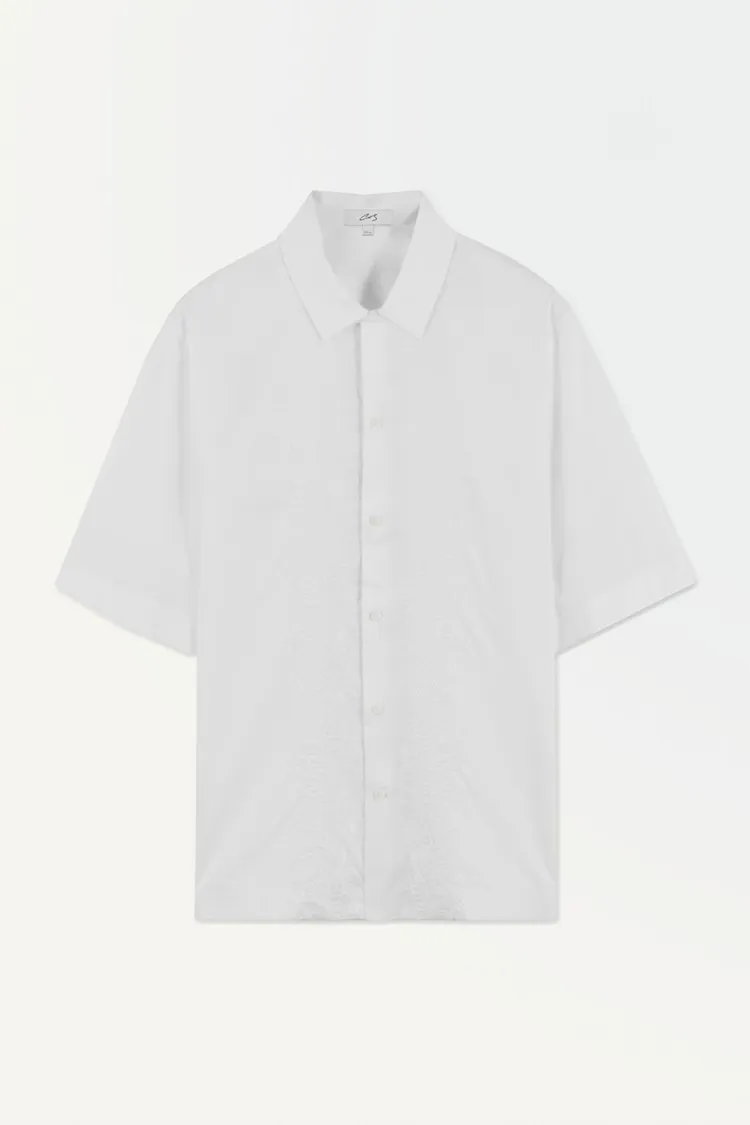 COS Atelier系列男裝刺繡細節襯衫，6500元。翻攝品牌官網