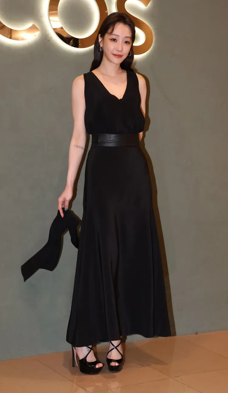 剛過38歲的謝欣穎，活動中一襲有著拖尾細節的黑色洋裝，頗符合她剛「長尾巴」的心境。莊宗達攝