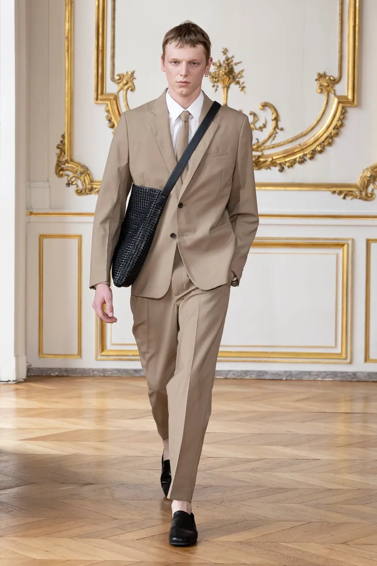 4月底才剛於巴黎發表的COS Atelier春夏系列，於7家特定亞太區實體店面中販售，台北101旗艦店也是其中之一。品牌提供