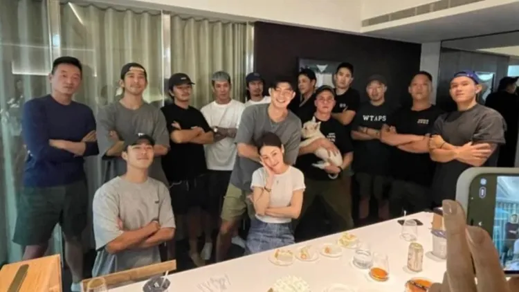 謝欣穎（中白衣者）日前剛過完生日，男友王柏傑還替她籌辦了驚喜「硬漢」生日趴。翻攝王柏傑IG