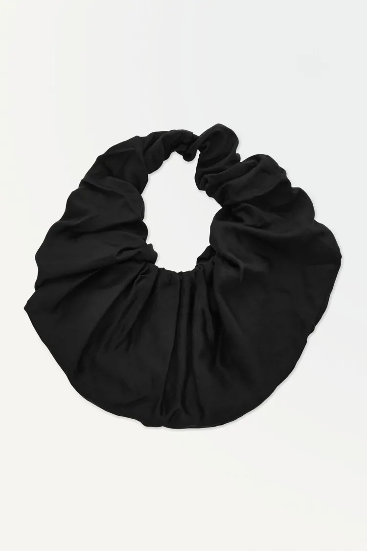 COS Atelier系列抓縐處理肩背包，4500元。翻攝品牌官網