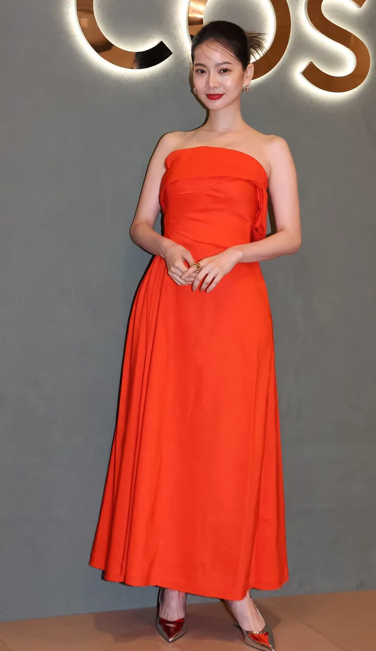 曾之喬選穿了有不規則剪裁的亮橘色洋裝亮相，自稱高雅又輕鬆。莊宗達攝