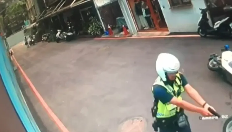 警方持槍喝令游男受檢。翻攝畫面