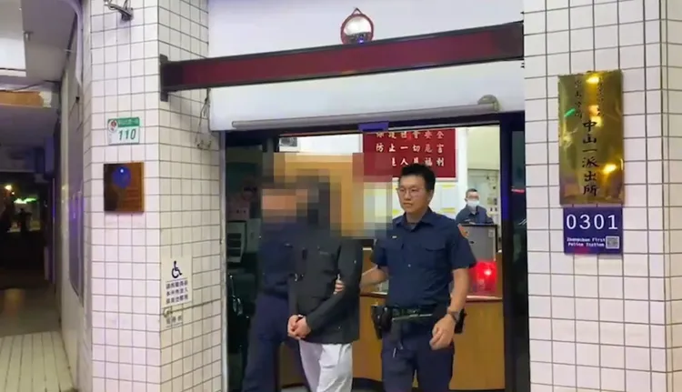 警方依法逮捕游男。翻攝畫面