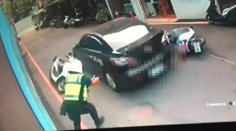 游男駕車衝撞，警方開槍還擊。翻攝畫面