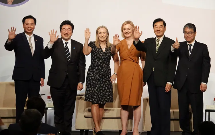 特拉斯、外交部長吳釗燮及與會貴賓向媒體揮手。莊宗達攝