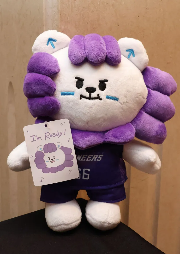 主辦方今天準備的餐會紀念品是一隻印有「I'm ready」字樣的玩偶。莊宗達攝