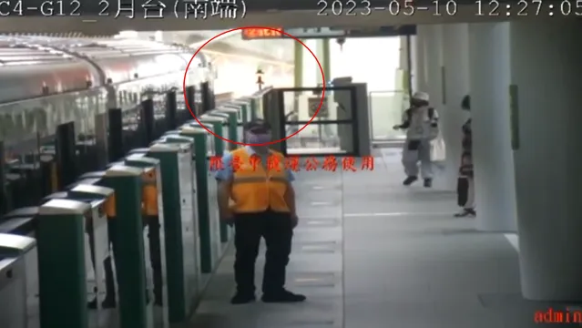 吊臂掉落，保全聽到聲響。中捷提供