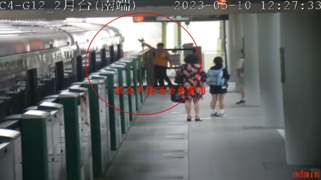 列車無視前方粉塵仍行駛。中捷提供