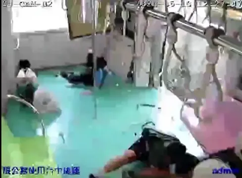 影片可見，隨身人員和乘客都被強烈撞擊撞到站不穩。中捷提供