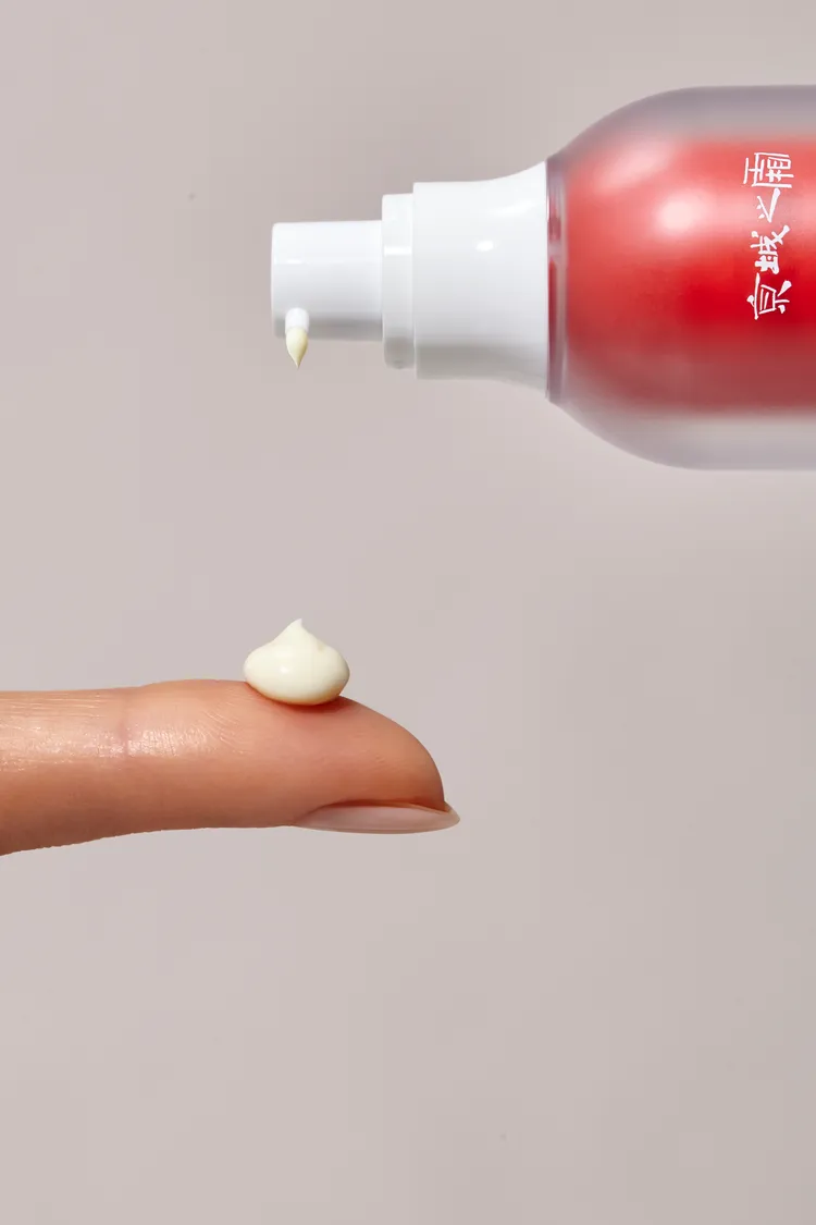 京城之霜超維A全能逆齡精華中添加有高濃度次世代HPR，讓A醇無需經過轉換，就能作用於人體。品牌提供