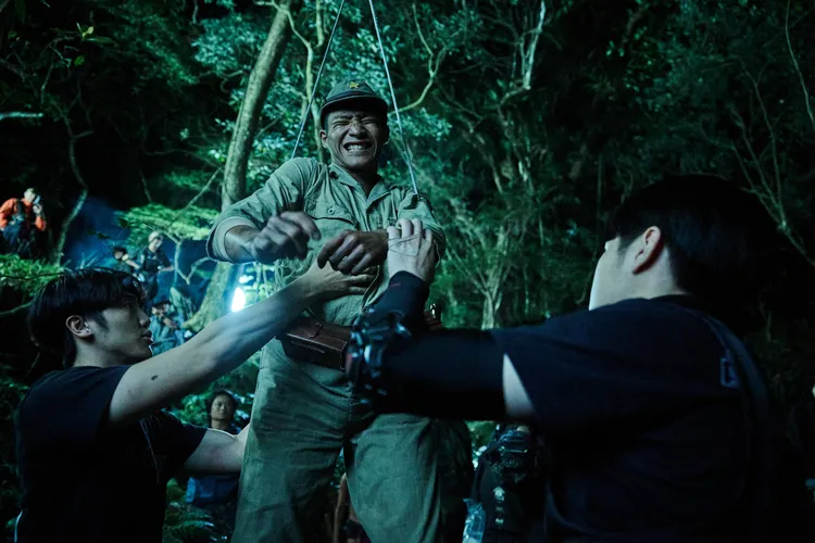 黃冠智被吊起來20多次，險些體力不支。公視提供