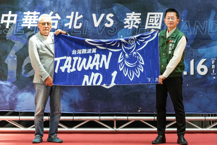 足協致贈應援毛巾給高雄市政府，呼籲國人一起進場為國家隊加油！運發局提供