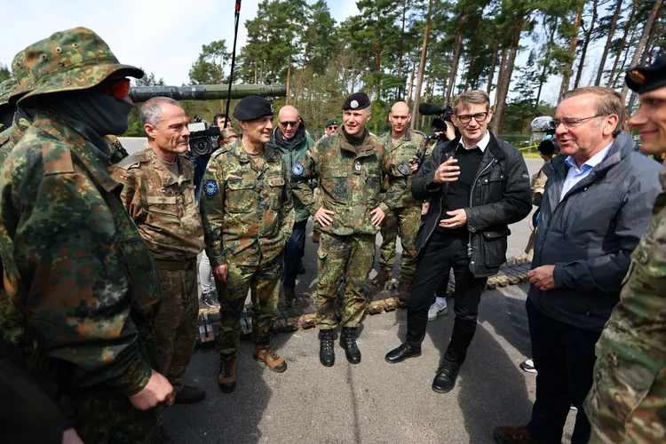 德防長佩斯托瑞斯（右一起）、丹麥代理防長波爾森，本月5日在在克利茨的聯邦國防軍基地，視察烏克蘭軍方人員接受豹式坦克訓練。路透社