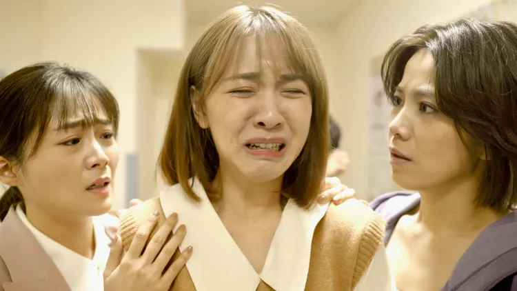 林玟誼（中）劇中面對突然喪夫悲慟不已。華視提供