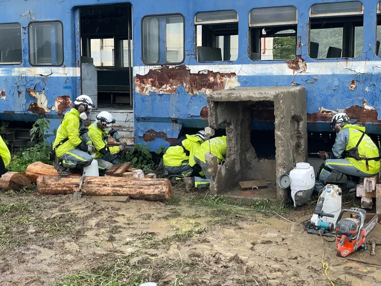 高雄市消防局特搜隊今日通過「搜救能力分級認證(NAP)」，取得國際人道救災輪值資格。消防局提供