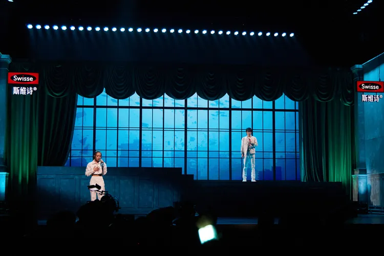 艾薇（左）與華晨宇飆歌。節目提供