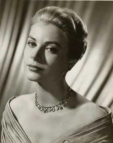 艾兒芬妮所佩戴的卡地亞Grain de Café珠寶，也曾出現在摩納哥王妃葛麗絲凱莉的肖像當中。翻攝gracefilm Tumblr