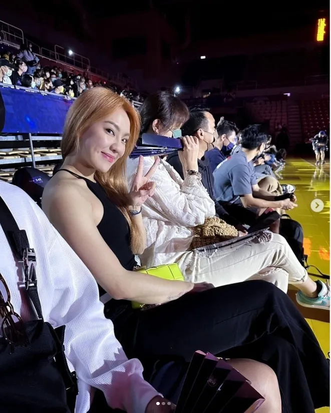 劉雨柔近來也曬出到球場看球照片。引自劉雨柔胡凱翔IG