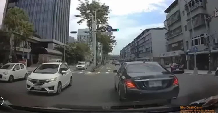 許男所駕駛賓士車蛇行又刻意逼車煞停，導致後方許男煞車不及撞上，行車紀錄器影片完整錄下。翻攝畫面