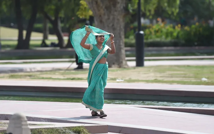 新德里街頭一名女子。新華社