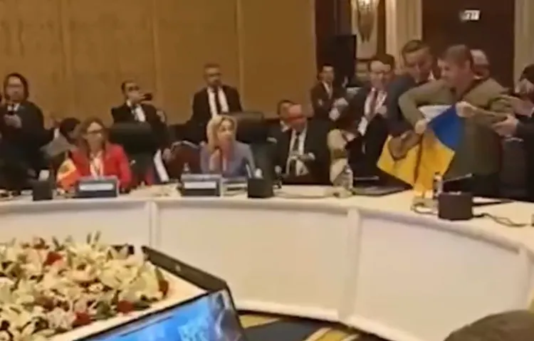 俄國代表發言時，烏克蘭代表舉起國旗，現場一陣騷亂。翻攝推特