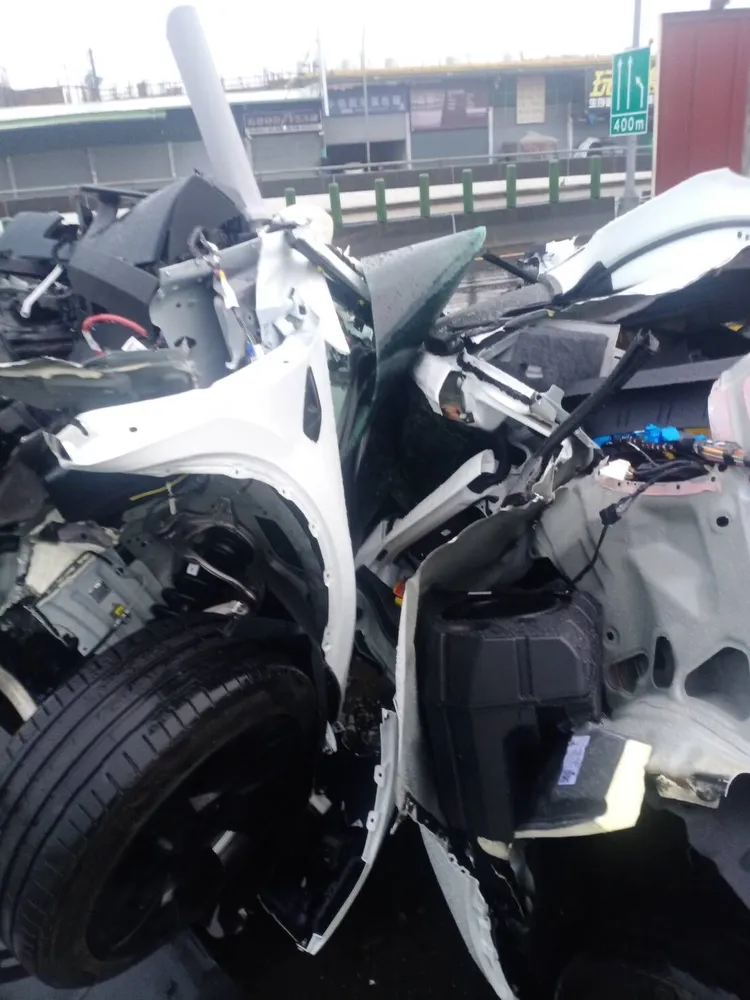 特斯拉自撞護欄幾乎解體。取自記者新聞網。