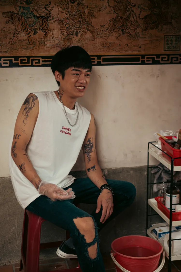 謝章穎從進入劇組後就以角色個性與人相處。公視台語台提供