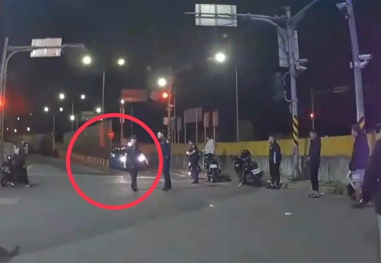 險些被鄒女機車撞上的警員。土城警分局提供