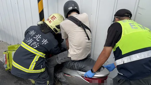 新北騎士閃車急撇龍頭　連人帶車卡縫動彈不得