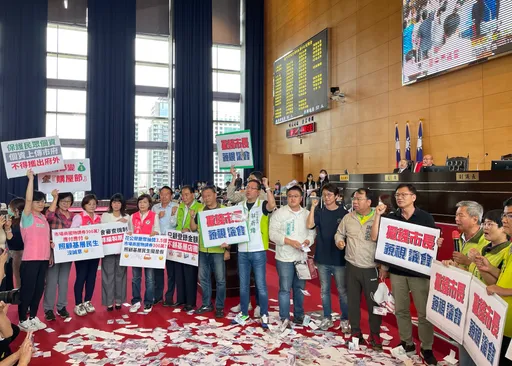 台中購物節預算三讀通過 民進黨團撒假鈔!抗議盧秀燕「撒幣」