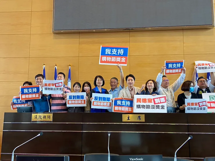 國民黨市議員舉牌支持台中購物節預算。國民黨團提供