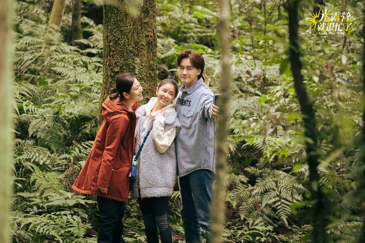 劉品言（左起）、林心如與鄭元暢一起露營。TVBS提供