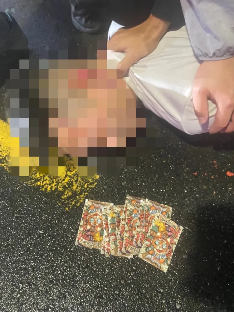 警方將吳男壓制並起出毒咖啡包。三重警分局提供