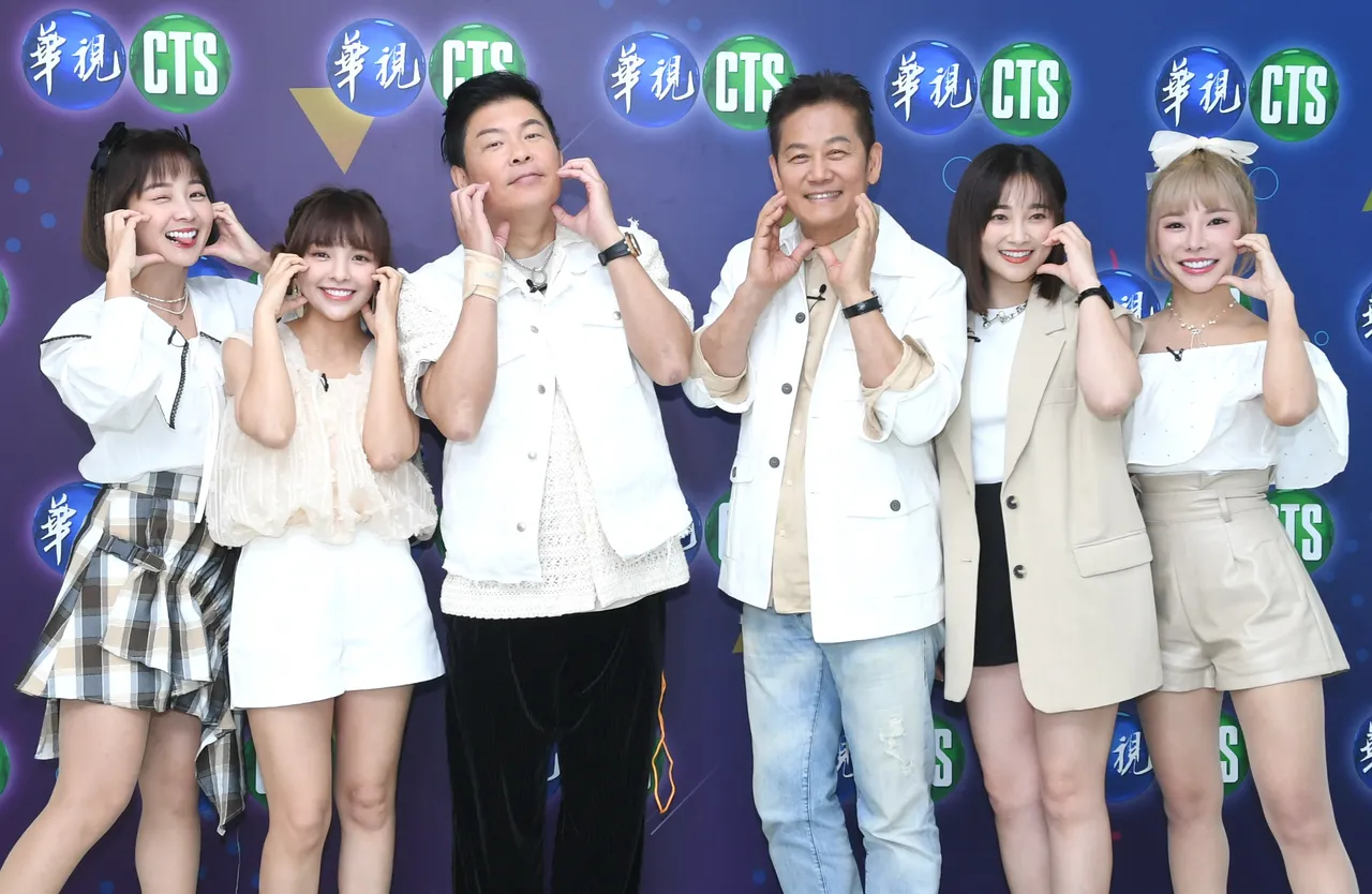 《天才衝衝衝》今錄影,左起籃籃、徐凱希、曾國城、徐乃麟、張文綺、巫苡萱。華視提供