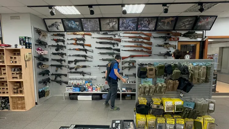 民眾若持有公告查禁的模擬槍，將面臨最高20萬元罰鍰。翻攝畫面