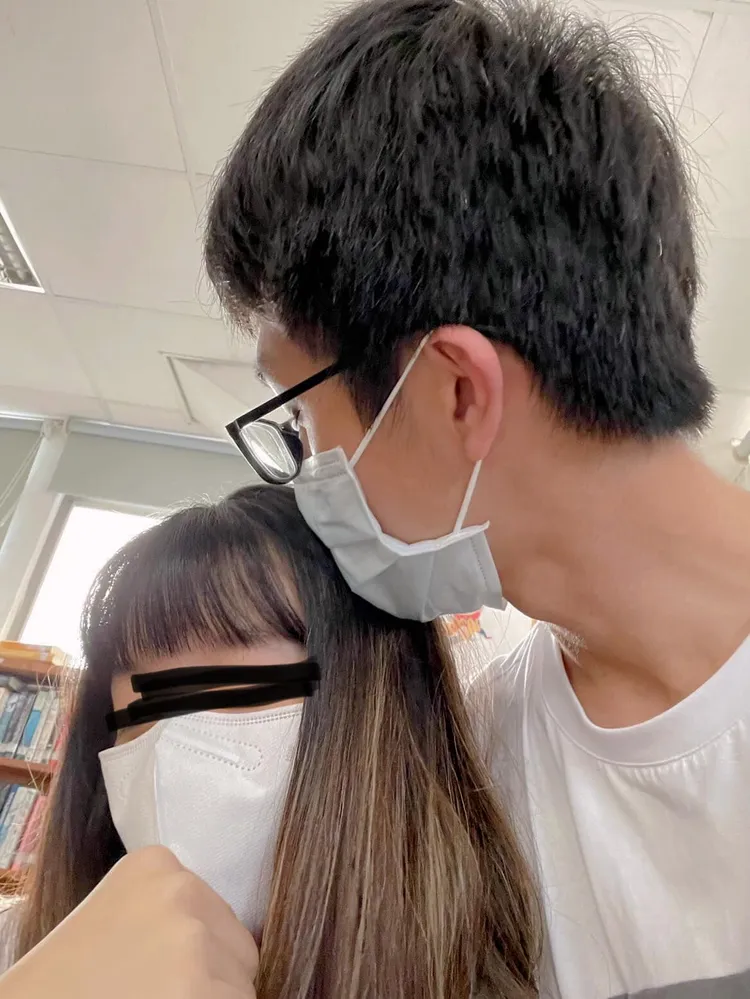 王師擁吻女學生。翻攝自臉書「爆料公社」