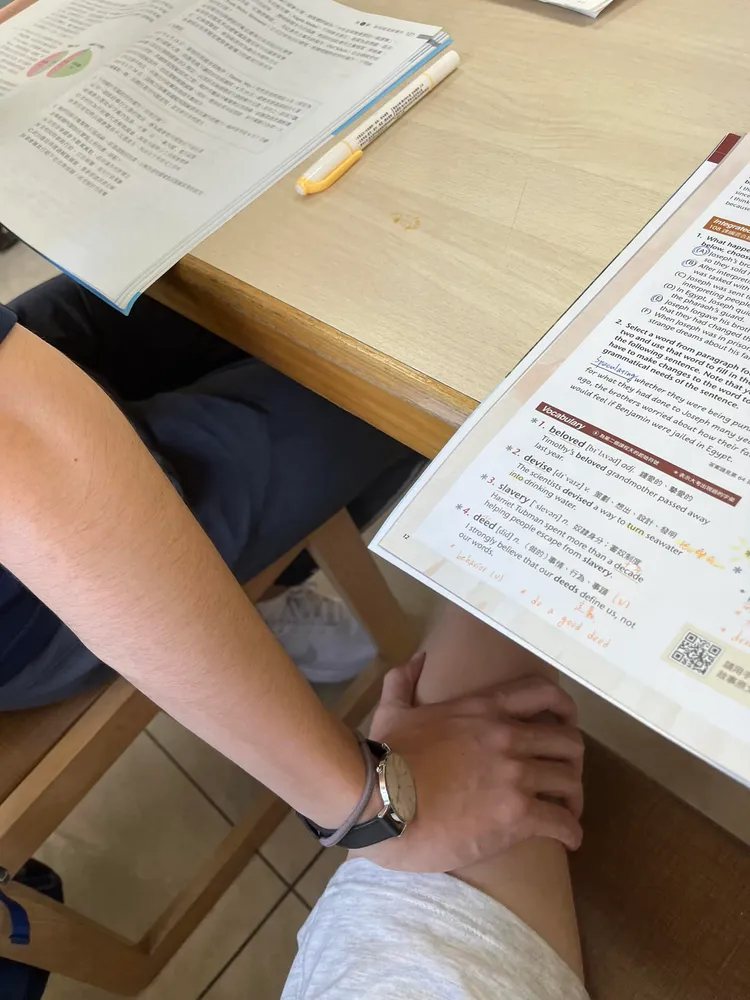 疑似王師摸女學生大腿畫面。翻攝自臉書「爆料公社」