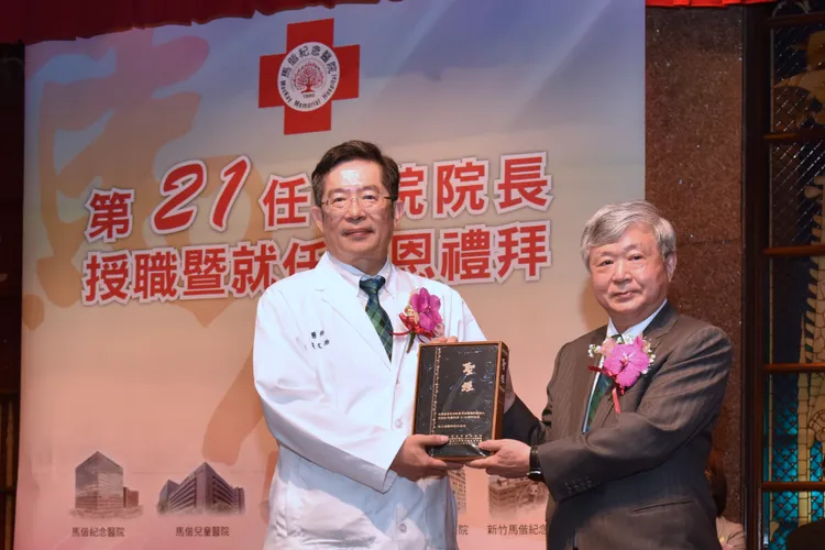 馬偕醫院董事長蕭聰穎牧師(右)致贈聖經給新任總院長張文瀚(左)。馬偕醫院提供