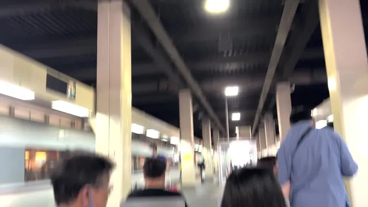 日本地震搖晃強烈，民眾拍攝金澤一處車站在地震當時的景象。路透社