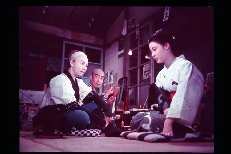 小津安二郎歷經了默片到有聲片、黑白片到彩色電影的關鍵轉換期，從《浮草》就可以看出彼時電影工業技術上的流變。國家影視聽中心提供