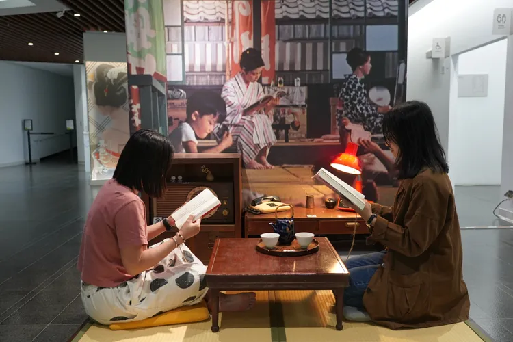 為呼應小津安二郎「還原日本人跪坐榻榻米的視線」低角度攝影特色，特意於新莊場館一樓大廳，設置「兩疊半的昭和情境區」，影迷可入內打卡拍照。國家影視聽中心提供