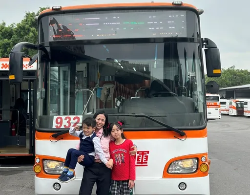 開過聯結車養兒育女 甜美雙寶媽變身公車駕駛員獲譽無數