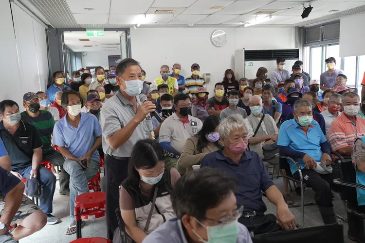 上百名漁民陳情，盼能放寬救助標準。郭國文提供