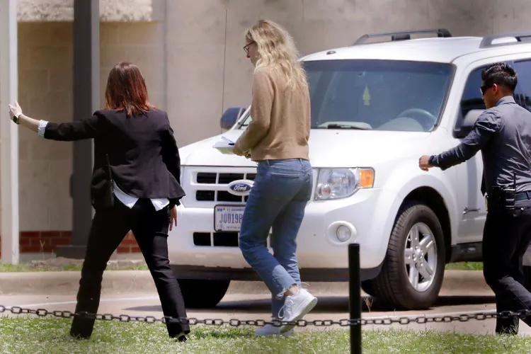 霍姆斯向監獄報到。美聯社