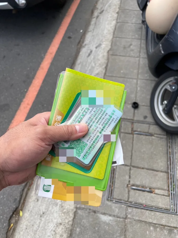 警方起出鍾男身上的存摺及提款卡。新北市保大提供