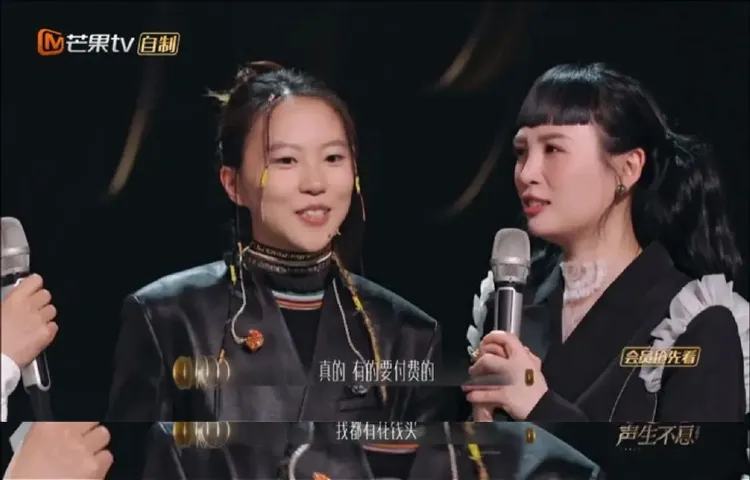 竇靖童與魏如萱在節目搭檔合唱。翻攝娛綜小玩家